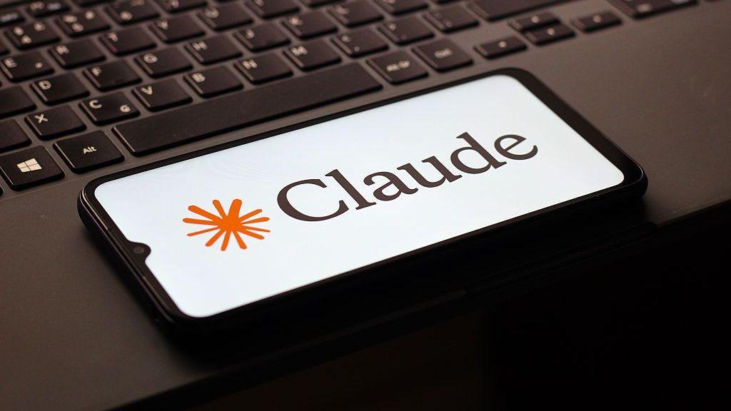 Логотип Claude на смартфоне
