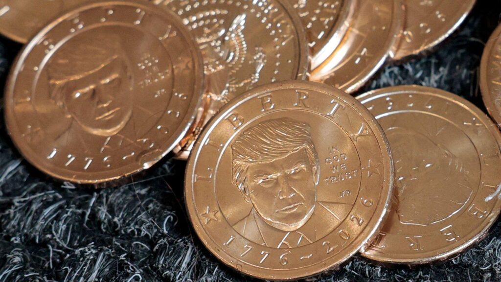 Трамп стал первым за 100 лет живым президентом США, портрет которого появился на монете 1 Портрет президента США Дональда Трампа на монетах достоинством 1 доллар в честь 250-летия независимости страны в день выпуска монеты в продажу