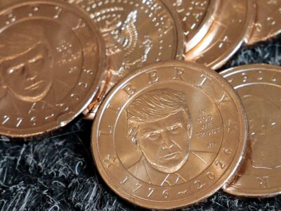 Портрет президента США Дональда Трампа на монетах достоинством 1 доллар в честь 250-летия независимости страны в день выпуска монеты в продажу