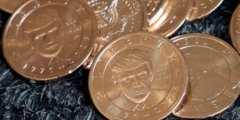 Трамп стал первым за 100 лет живым президентом США, портрет которого появился на монете 1 Портрет президента США Дональда Трампа на монетах достоинством 1 доллар в честь 250-летия независимости страны в день выпуска монеты в продажу