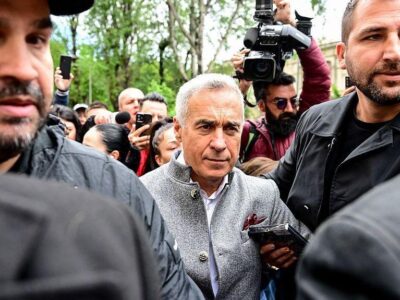 Джорджеску в окружении людей.