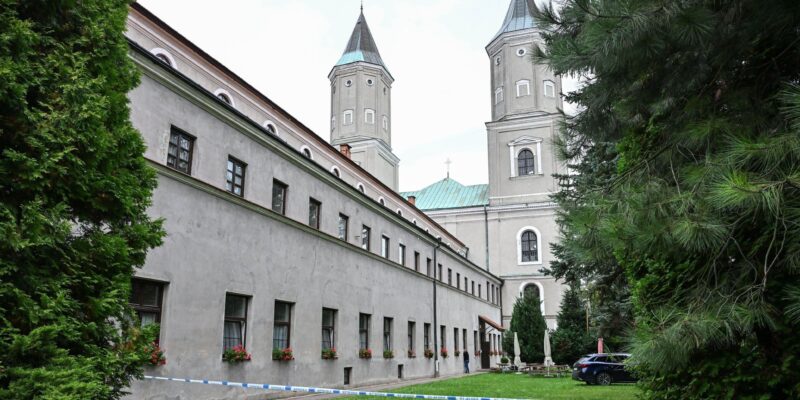 Территория возле религиозного сооружения, огороженная лентой