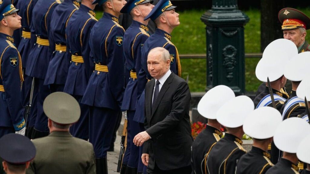 Путин среди военных