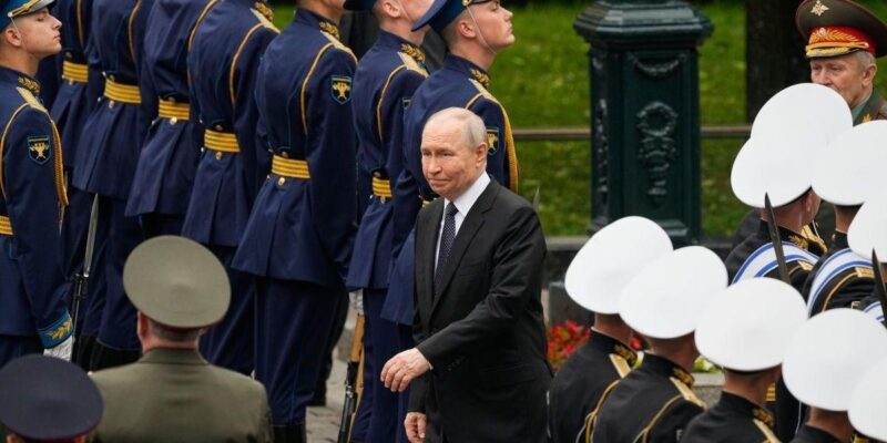Нужна ли Путину новая мобилизация для перелома в войне с Украиной? 1 Путин среди военных