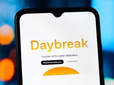 OpenAI предоставит Украине инструменты киберзащиты 2 Надпись «Daybreak» оранжевого цвета на белом фоне в виде телефона. Под ней — надпись «Frontier AI для специалистов по кибербезопасности».