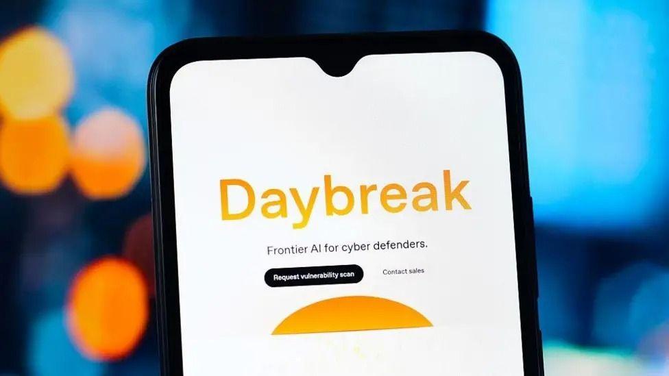 OpenAI предоставит Украине инструменты киберзащиты 1 Надпись «Daybreak» оранжевого цвета на белом фоне в виде телефона. Под ней — надпись «Frontier AI для специалистов по кибербезопасности».