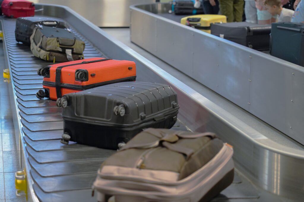 Из Ирландии депортированы 43 гражданина Грузии 1 suitcases on conveyor belt at an airport 2026 03 18 16 05 10 utc новости