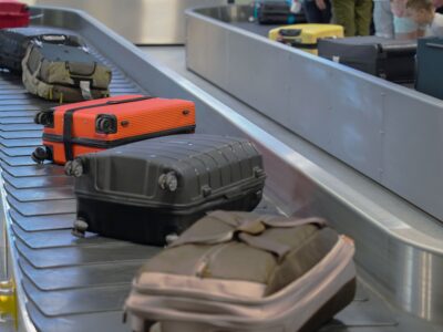 Из Ирландии депортированы 43 гражданина Грузии 2 suitcases on conveyor belt at an airport 2026 03 18 16 05 10 utc новости