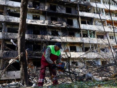 Во время атаки под удар попала жилая девятиэтажка в Деснянском районе Киева