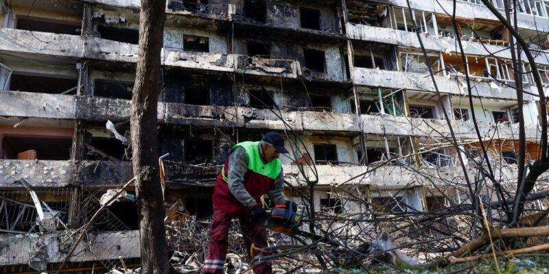 Во время атаки под удар попала жилая девятиэтажка в Деснянском районе Киева