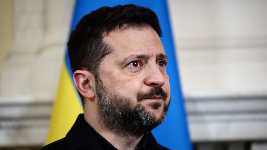 «Все. Хватит». Зеленский объявил о конце «энергетического перемирия», Украина возобновила удары по российским НПЗ 1 Зеленский на фоне украинского флага.