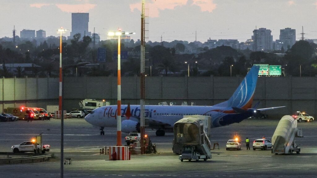 Самолет Flydubai в аэропорту.