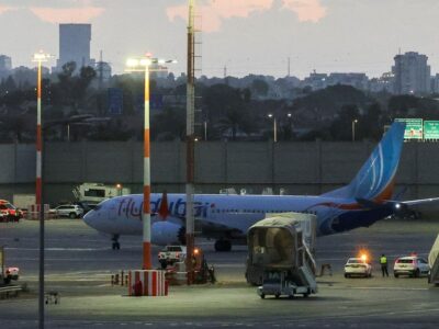 Самолет Flydubai в аэропорту.