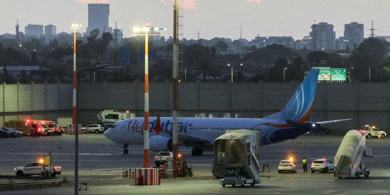 Второй пилот Flydubai проникся экстремистскими взглядами во время учебы в Австралии, заявила прокуратура ОАЭ 1 Самолет Flydubai в аэропорту.