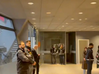 В Турции полиция пришла с обысками на оппозиционный телеканал, его вещание остановлено 2 Полицейские стоят рядом с телестудией Halk TV