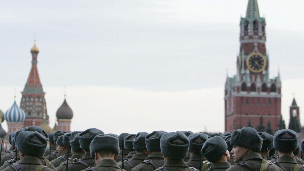 Милитаристская трехлетка. Правительство России представило военный бюджет 1 Военнослужащие в зимней форме на фоне Спасской башни Кремля и собора Василия Блаженного