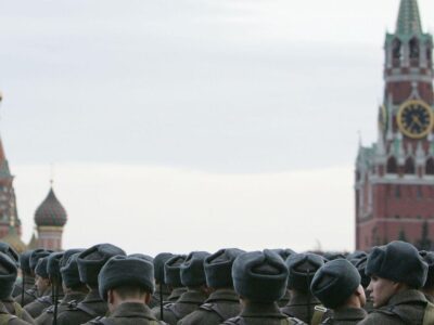 Милитаристская трехлетка. Правительство России представило военный бюджет 5 Военнослужащие в зимней форме на фоне Спасской башни Кремля и собора Василия Блаженного