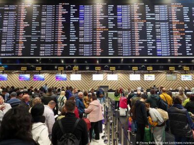 Из-за атак БПЛА ночью снова закрывались все четыре аэропорта Москвы и еще восьми городов России. В столице РФ задержаны или отменены более 350 рейсов 3 75460805 403 1.jpg 1 Deutsche Welle