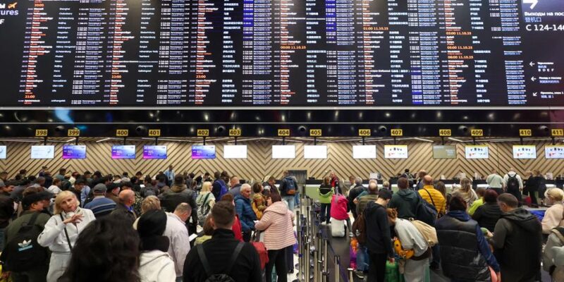 Из-за атак БПЛА ночью снова закрывались все четыре аэропорта Москвы и еще восьми городов России. В столице РФ задержаны или отменены более 350 рейсов 1 75460805 403 1.jpg 1 Deutsche Welle
