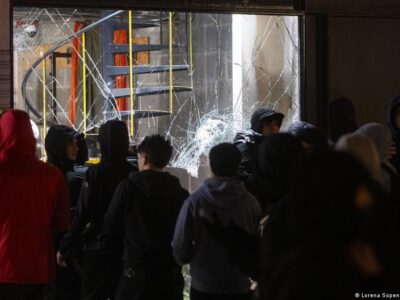 После беспорядков и нападений на магазины в Барселоне задержаны 128 человек, 73 из них несовершеннолетние, пострадали 15 полицейских 3 79753241 403.jpg Deutsche Welle