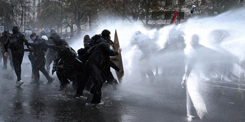 Во Франции на протестах 24 октября пострадали более 250 демонстрантов, полиция задержала 1435 человек и ожидает новых беспорядков в субботу 1 79755176 403.jpg Deutsche Welle