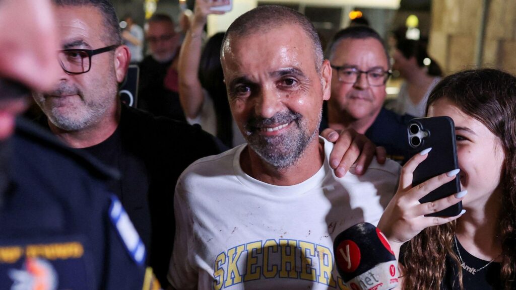 «Я потянул за штурвал». Пассажир рейса Flydubai рассказал, как ему удалось спасти самолет, летевший в Тель-Авив 1 Янив Хаюн вернулся в Тель-Авив в футболке, на которой были видны следы крови