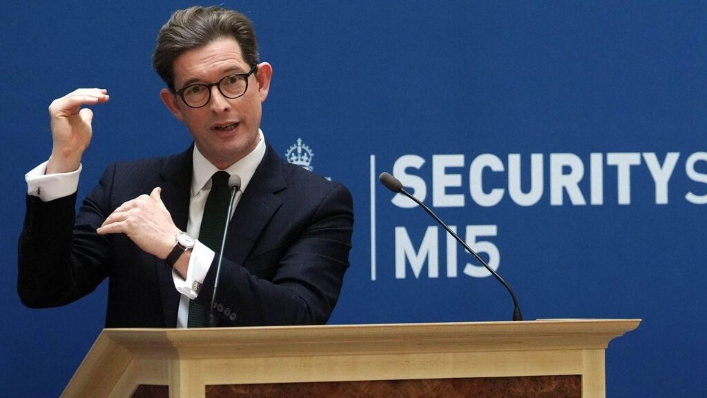 Глава британской контрразведки MI5 назвал Россию «агрессором номер один» 1 Глава британской службы контрразведки и внутренней безопасности MI5 Кен Маккаллум жестикулирует на трибуне