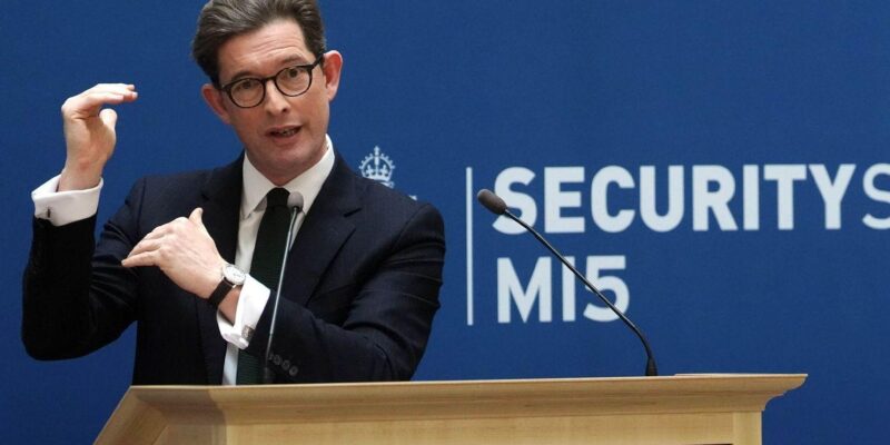 Глава британской контрразведки MI5 назвал Россию «агрессором номер один» 1 Глава британской службы контрразведки и внутренней безопасности MI5 Кен Маккаллум жестикулирует на трибуне
