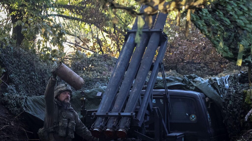 Украинский военнослужащий ведет огонь по реактивной системе залпового огня на фронте возле Доброполья