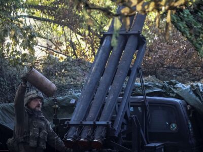 Украинский военнослужащий ведет огонь по реактивной системе залпового огня на фронте возле Доброполья