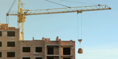 construction crane lifting materials at building s 2026 09 24 09 02 42 utc общество featured
