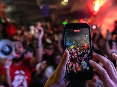 «Армия из вотсапа». Как рывок агитации через соцсети помог Луле да Силве вырвать победу в Бразилии 2 Избиратель снимает на мобильный телефон победный митинг сторонников президента да Силвы