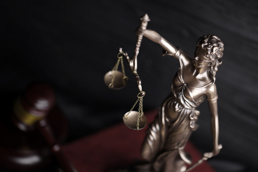 scales of justice with gavel on dark background 2026 09 24 07 04 56 utc общество featured, Минанда Товстик