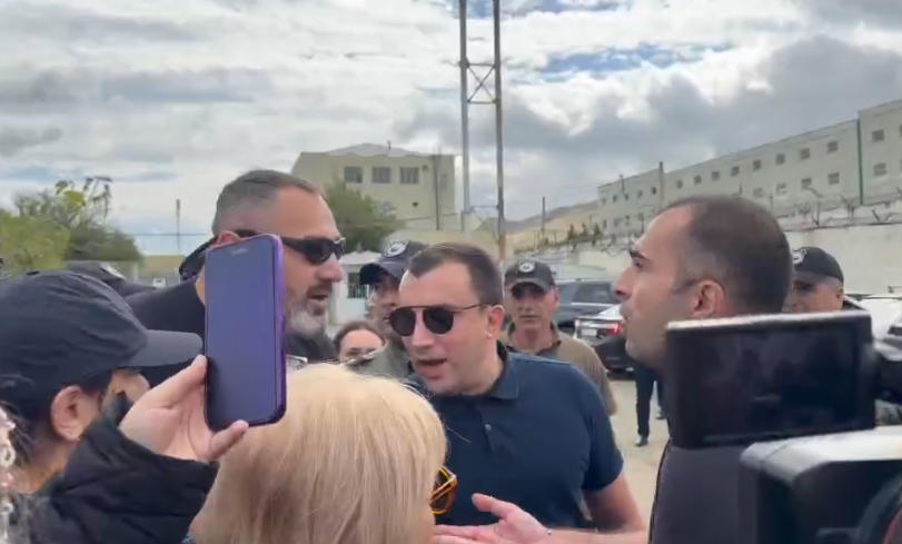 У тюрьмы №6 в Рустави произошла перепалка на акции родных Георгия Давитадзе 1 новости