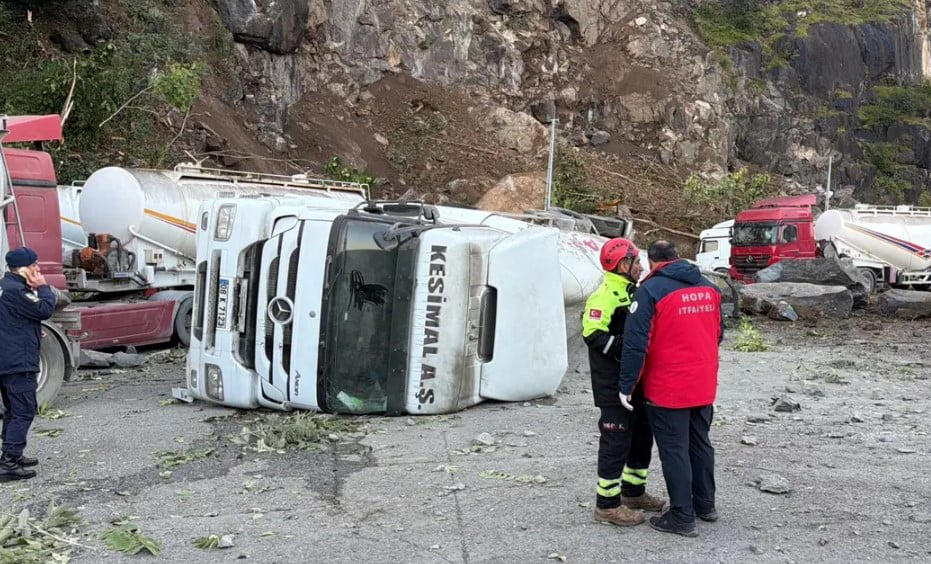 В Турции недалеко от границы с Грузией оползень сошел на стоянку грузовиков, есть жертвы 1 новости